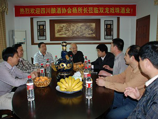 四川釀酒研究所楊所長(cháng)到企業(yè)指導交流工作