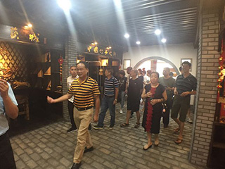 歡迎南平市工商聯(lián)所屬商會(huì )代表到雙龍戲珠酒業(yè)參觀(guān)調研