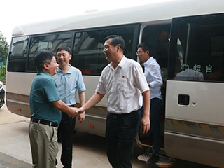 南平市委副書(shū)記、代市長(cháng)袁超洪蒞臨雙龍戲珠酒業(yè)參觀(guān)調研