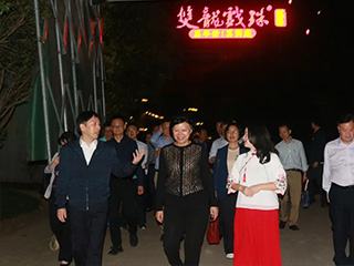 福建省人大常委會(huì )黨組副書(shū)記、副主任雷春美蒞臨雙龍戲珠酒業(yè)視察調研