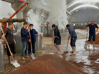 擦亮生產(chǎn)底色 釀造一流美酒丨雙龍戲珠酒業(yè)組織開(kāi)展釀造勞動(dòng)實(shí)踐